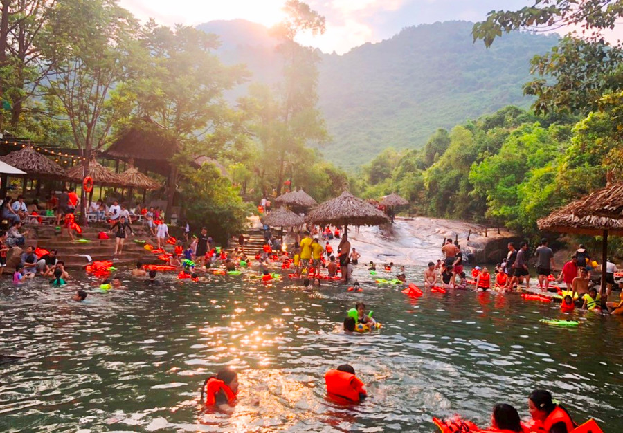 Ngâm mình trong làn nước mát ở suối tại Bạch Mã Village. (Ảnh: P.K).