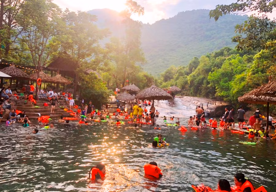 Ngâm mình trong làn nước mát ở suối tại Bạch Mã Village. (Ảnh: P.K).