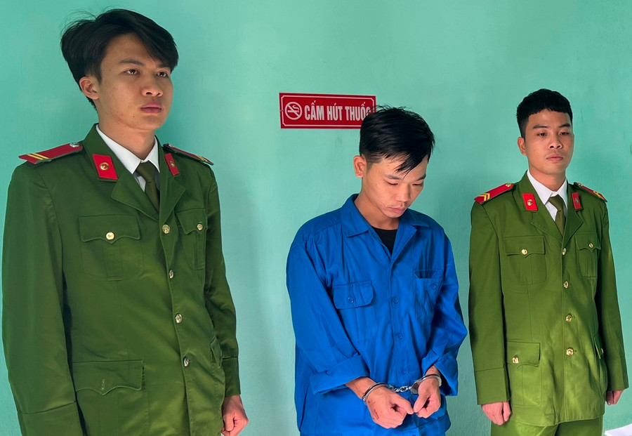 Nguyễn Tấn Sang đã đâm tử vong Phó Trưởng Công an phường Thủy Vân - Đại úy Trần Duy Hùng. (Ảnh: CACC) Nguyễn Tấn Sang đã đâm tử vong Phó Trưởng Công an phường Thủy Vân - Đại úy Trần Duy Hùng. (Ảnh: CACC)