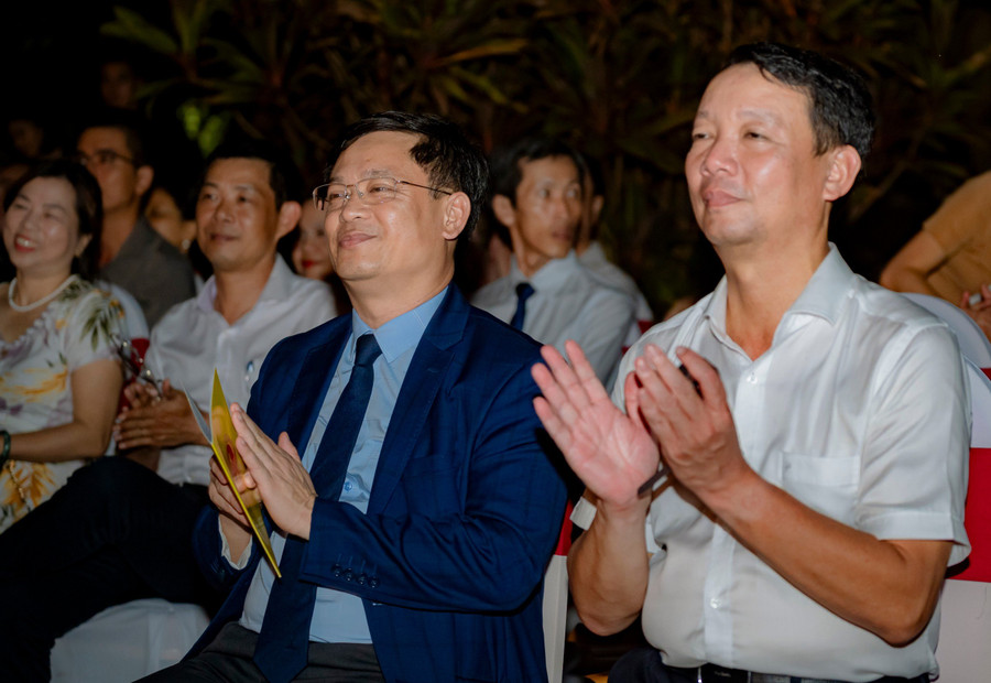 Các đại biểu vỗ tay chúc mừng trước những tác phẩm âm nhạc xuất sắc chơi bởi Steve Barakatt. Các đại biểu vỗ tay chúc mừng trước những tác phẩm âm nhạc xuất sắc chơi bởi Steve Barakatt.