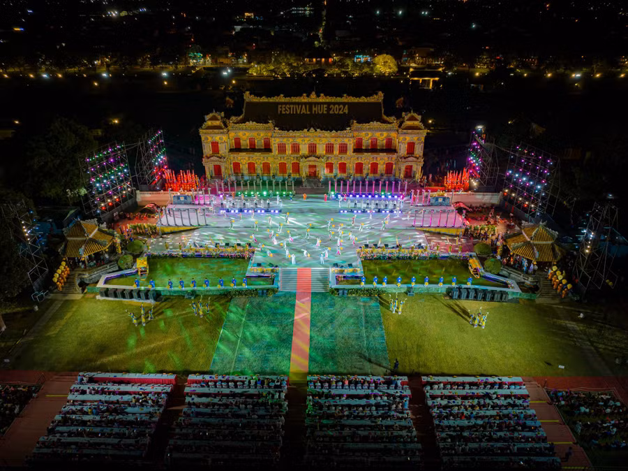Không gian rộng lớn, hoành tráng tại Hoàng cung Huế với nhiều tiết mục văn nghệ đặc sắc.