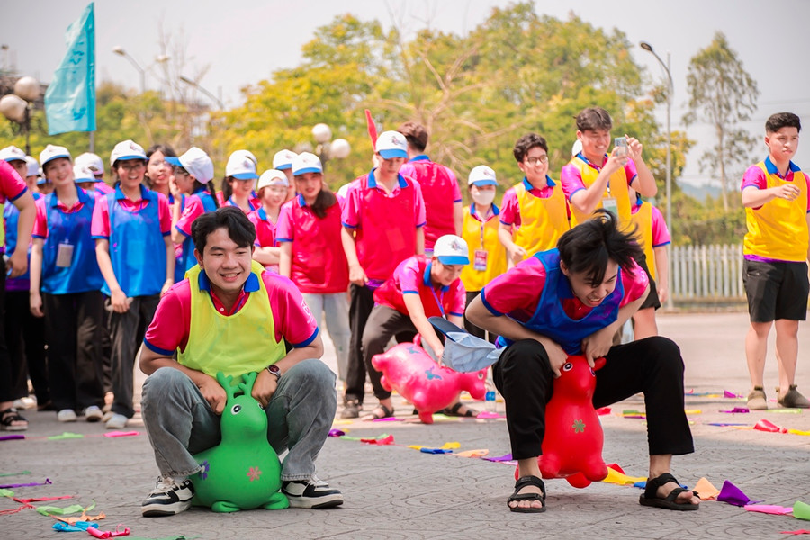 HS-SV chơi các trò chơi teambuilding. HS-SV chơi các trò chơi teambuilding.