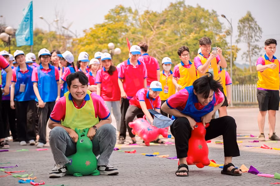 HS-SV chơi các trò chơi teambuilding.