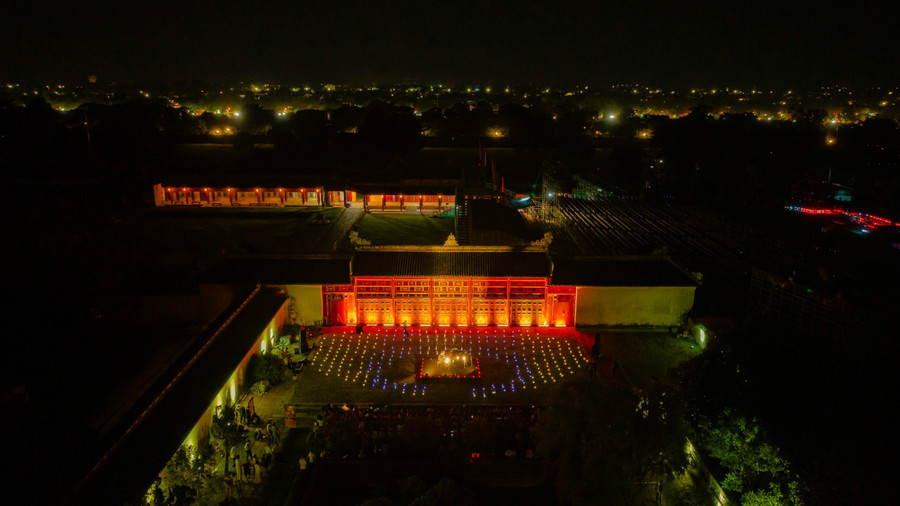 Không gian tuyệt đẹp Đại Nội Huế làm thăng hoa buổi biểu diễn của nghệ sĩ piano lừng danh Steve Barakatt. Không gian tuyệt đẹp Đại Nội Huế làm thăng hoa buổi biểu diễn của nghệ sĩ piano lừng danh Steve Barakatt.