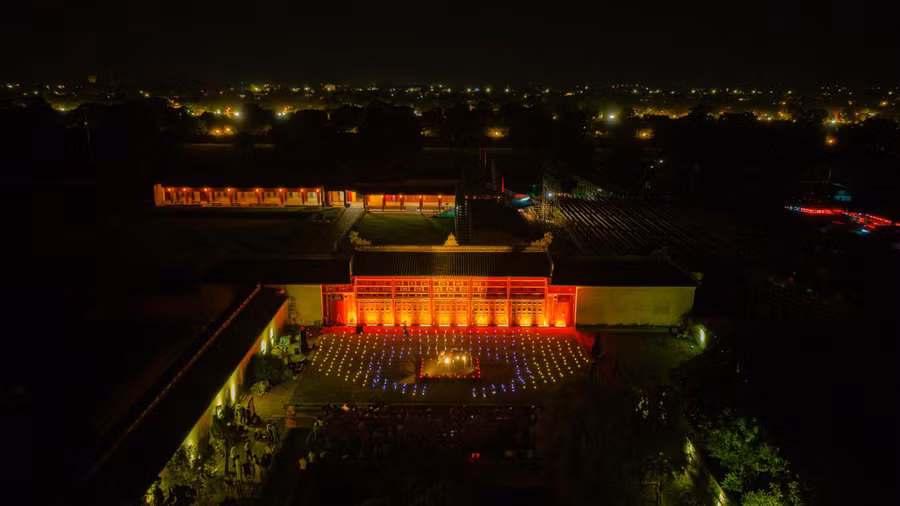 Không gian tuyệt đẹp Đại Nội Huế làm thăng hoa buổi biểu diễn của nghệ sĩ piano lừng danh Steve Barakatt. Không gian tuyệt đẹp Đại Nội Huế làm thăng hoa buổi biểu diễn của nghệ sĩ piano lừng danh Steve Barakatt.