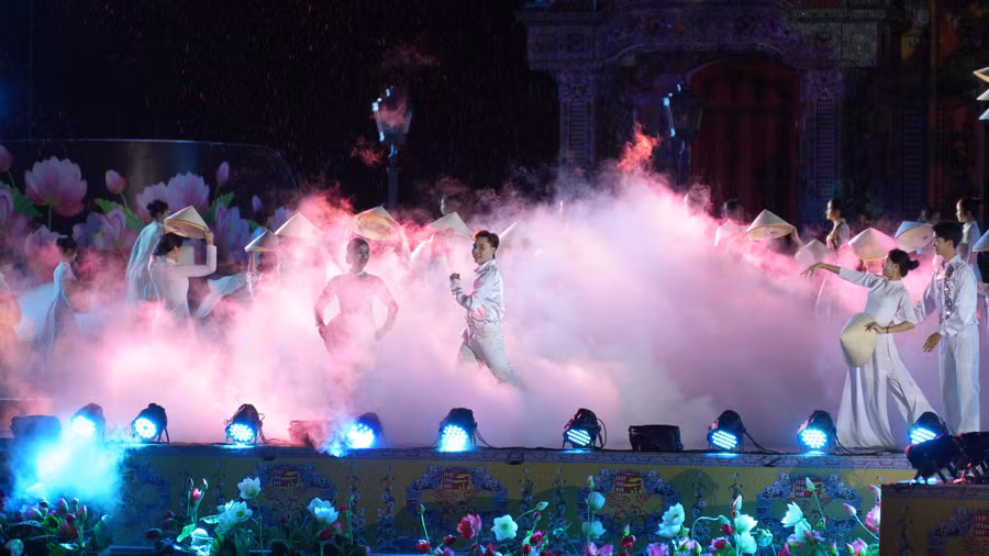 Không gian huyền ảo với ánh sáng và sen Huế.