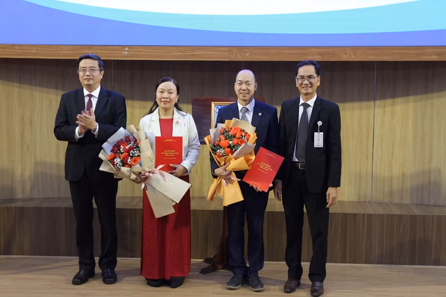 Trao quyết định Bổ nhiệm chức danh Phó Giáo sư ngành Y học đối với bà Ngô Thị Minh Châu và ông Lê Trọng Bỉnh. (Ảnh: Đại Dương)