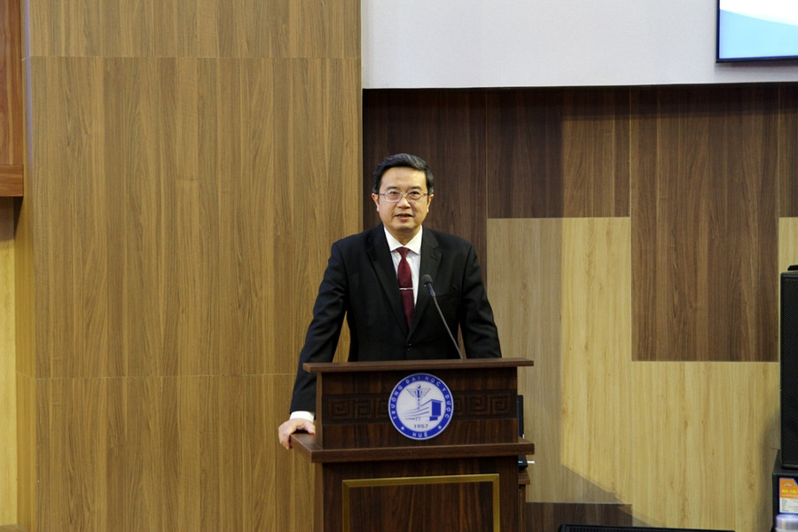 Hiệu trưởng Nguyễn Vũ Quốc Huy cho biết, đây là chương trình đào tạo đầu tiên của Trường và cũng là của toàn ĐH Huế được kiểm định theo tiêu chuẩn chất lượng của Hiệp hội các trường Đại học Đông Nam Á. (Ảnh: Đại Dương)