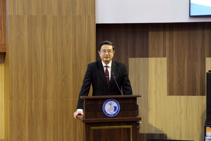 Hiệu trưởng Nguyễn Vũ Quốc Huy cho biết, đây là chương trình đào tạo đầu tiên của Trường và cũng là của toàn ĐH Huế được kiểm định theo tiêu chuẩn chất lượng của Hiệp hội các trường Đại học Đông Nam Á. (Ảnh: Đại Dương)