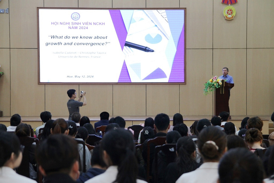 Các diễn giả trình bày thu hút tại Hội nghị. Các diễn giả trình bày thu hút tại Hội nghị.