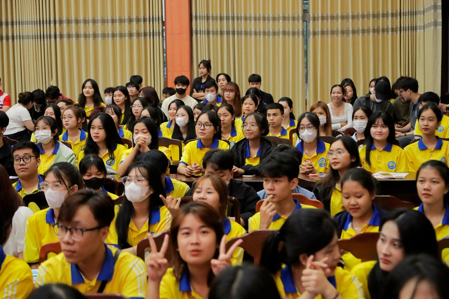 Khán giả cổ vũ lo lắng, hồi hộp theo từng câu trả lời của đội nhà. Khán giả cổ vũ lo lắng, hồi hộp theo từng câu trả lời của đội nhà.