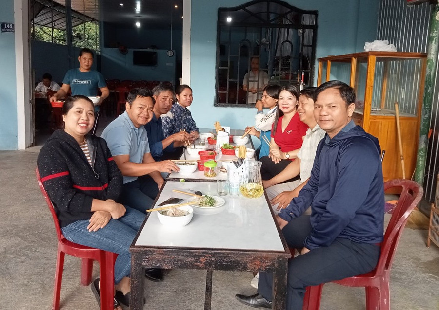 Ông Lê Đình Chinh, Giám đốc Trung tâm Giáo dục Nghề nghiệp – Giáo dục Thường xuyên huyện A Lưới (hàng bên trái, thứ 2 từ ngoài vào) cùng cán bộ Trung tâm mời 3 thí sinh ăn sáng và căn dặn làm bài tốt ở buổi thi sáng 27/6. Ông Lê Đình Chinh, Giám đốc Trung tâm Giáo dục Nghề nghiệp – Giáo dục Thường xuyên huyện A Lưới (hàng bên trái, thứ 2 từ ngoài vào) cùng cán bộ Trung tâm mời 3 thí sinh ăn sáng và căn dặn làm bài tốt ở buổi thi sáng 27/6.