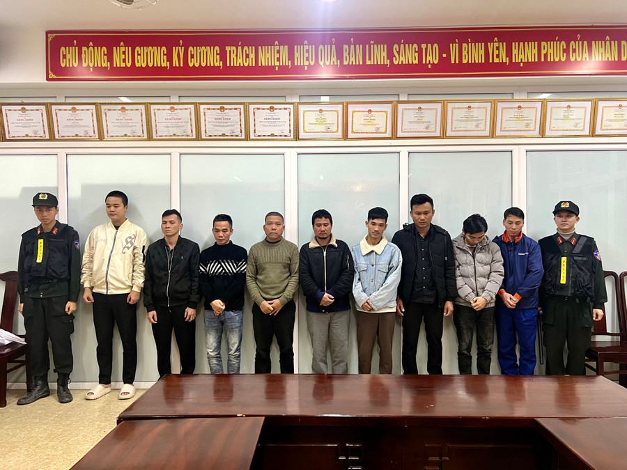 Nhóm 9 người trong đường dây tổ chức đánh bạc và đánh bạc quy mô lớn 176 tỷ đồng bị bắt giữ. (Ảnh: CACC) Nhóm 9 người trong đường dây tổ chức đánh bạc và đánh bạc quy mô lớn 176 tỷ đồng bị bắt giữ. (Ảnh: CACC)