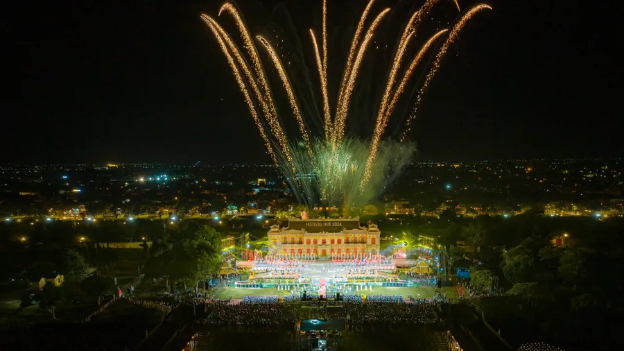 Pháo hoa tầm thấp lung linh trên bầu trời Hoàng cung Huế trong đêm bế mạc Tuần lễ Festival Nghệ thuật quốc tế Huế 2024. (Ảnh: Đình Hoàng).