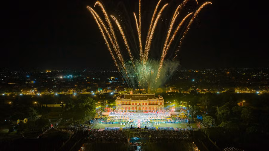 Pháo hoa tầm thấp lung linh trên bầu trời Hoàng cung Huế trong đêm bế mạc Tuần lễ Festival Nghệ thuật quốc tế Huế 2024. (Ảnh: Đình Hoàng).