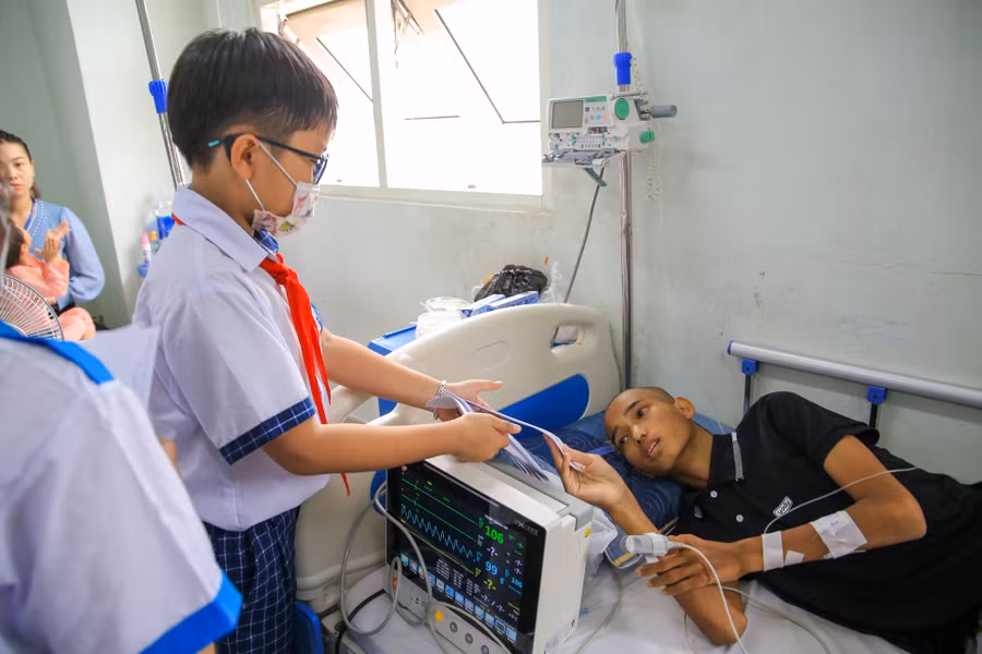 Học sinh tặng quà cho bệnh nhân điều trị ung thư tại Khoa Nhi - Bệnh viện Trung ương Huế. Học sinh tặng quà cho bệnh nhân điều trị ung thư tại Khoa Nhi - Bệnh viện Trung ương Huế.