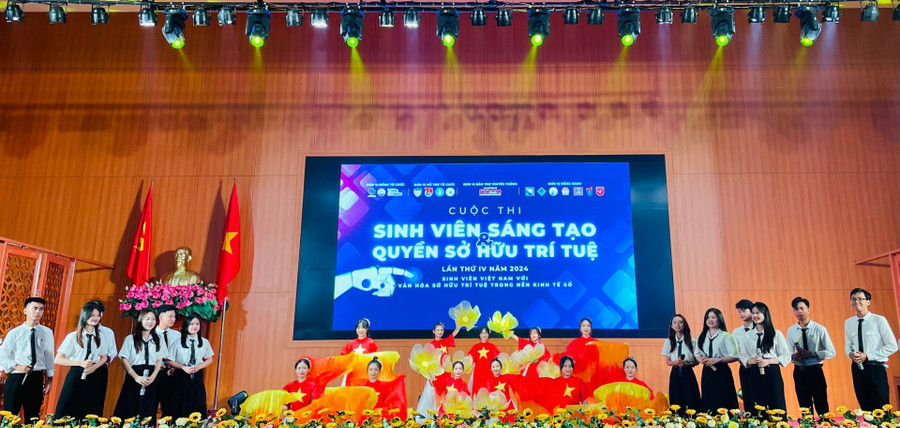 Văn nghệ chào mừng cuộc thi. Văn nghệ chào mừng cuộc thi.