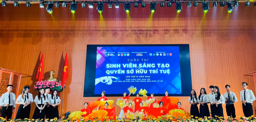 Văn nghệ chào mừng cuộc thi.