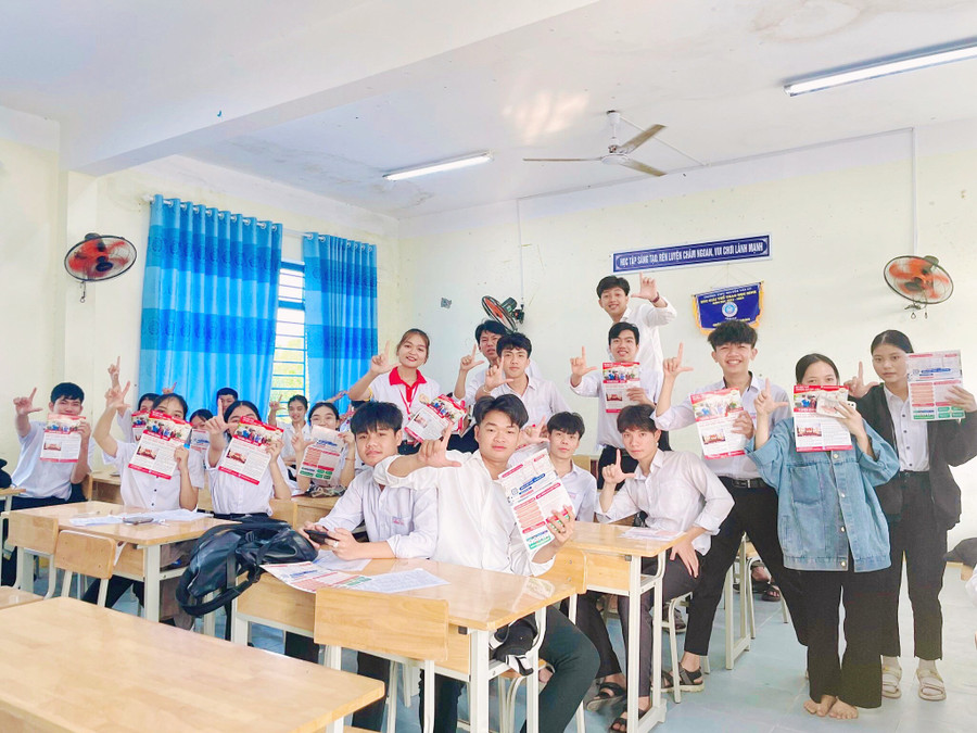 Học sinh các tỉnh thành hào hứng với chương trình Tư vấn tuyển sinh - hướng nghiệp năm 2024 của Trường ĐH Luật, ĐH Huế.