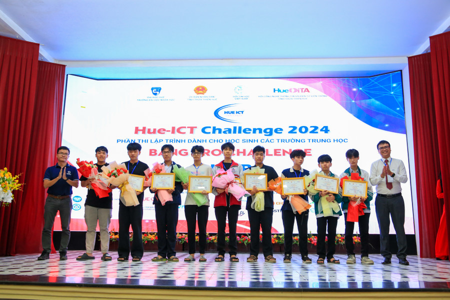 Đại diện Ban tổ chức trao giải Ba (trái) và giải Nhì (phải) cho các thí sinh bảng Bảng Pro Challenge.