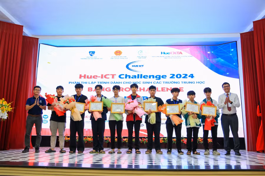 Đại diện Ban tổ chức trao giải Ba (trái) và giải Nhì (phải) cho các thí sinh bảng Bảng Pro Challenge.