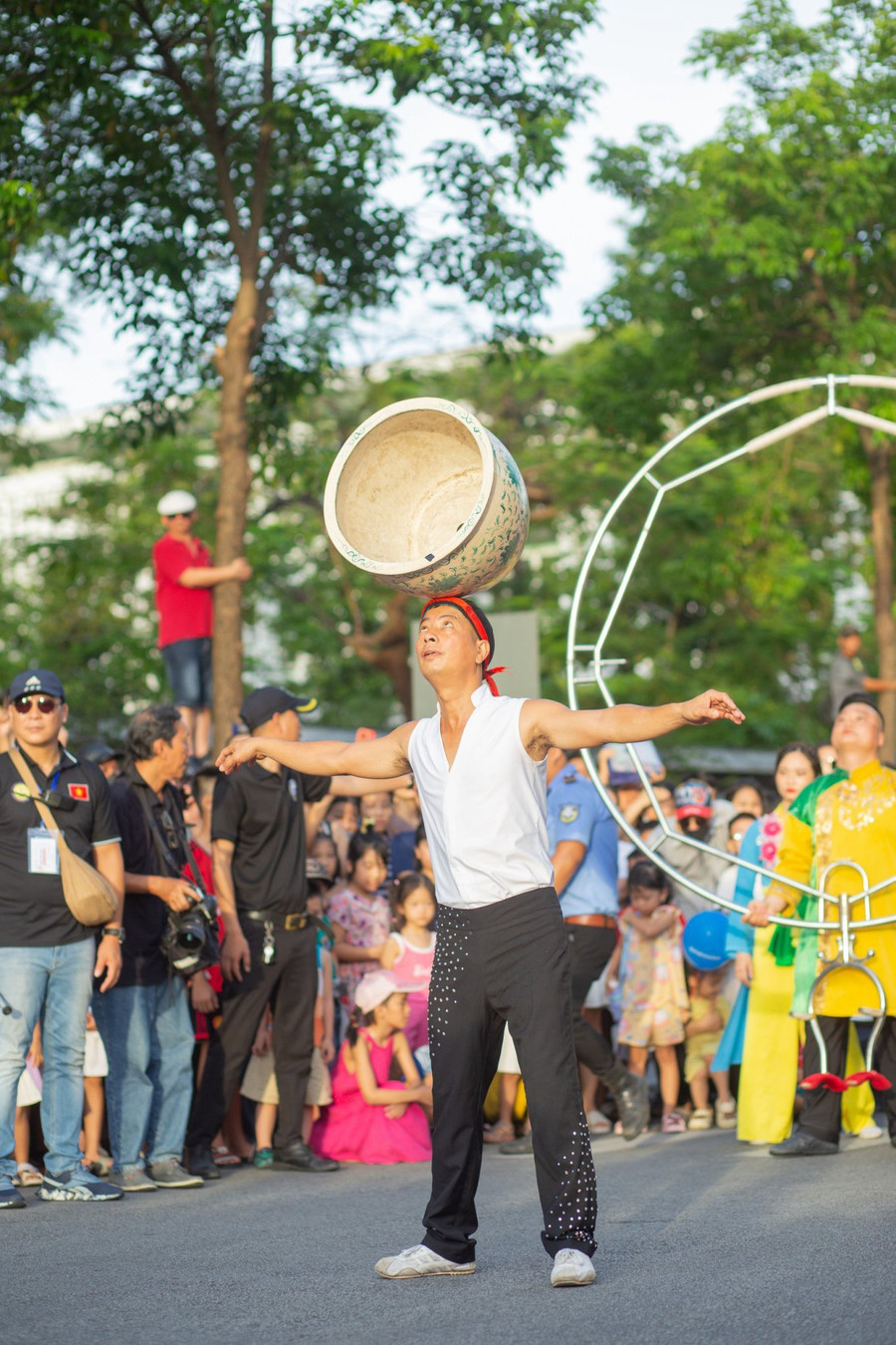 Trình diễn những tiết mục xiếc giữ thăng bằng với độ khó cao.