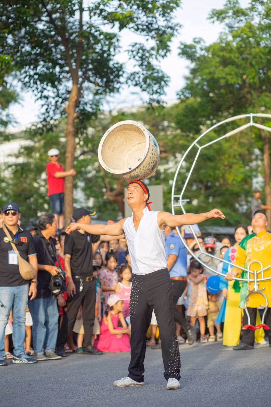 Trình diễn những tiết mục xiếc giữ thăng bằng với độ khó cao.