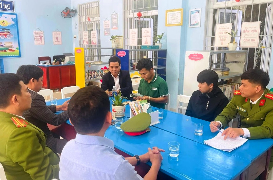 Trường THCS Huỳnh Thúc Kháng, Công an phường Đông Ba cùng em Phúc và anh Duy cùng nhau kiểm đếm lại số tiền.