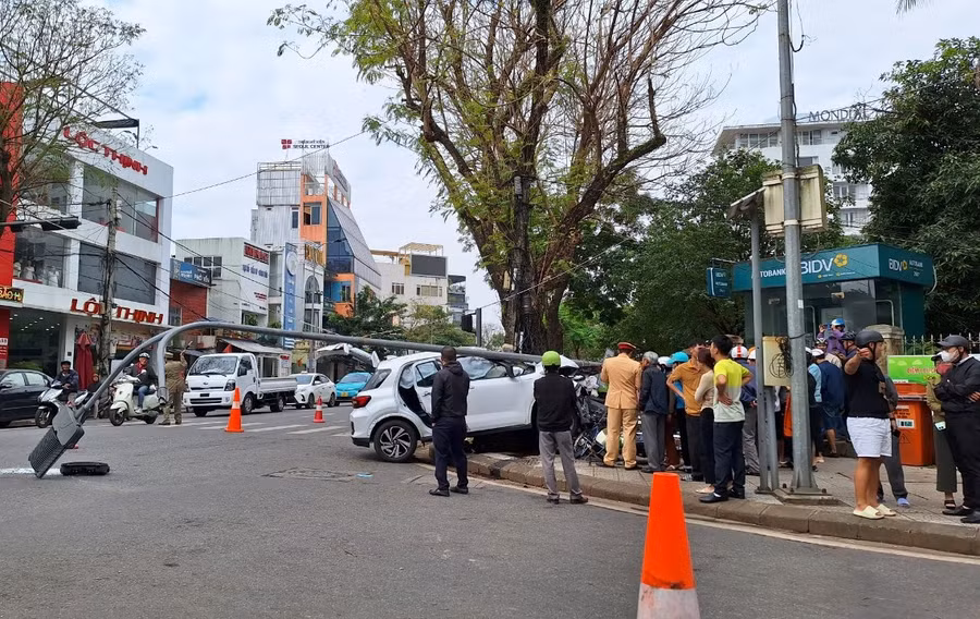 Công an TP Huế phân luồng giao thông sau vụ tai nạn. (Ảnh: Đại Dương)