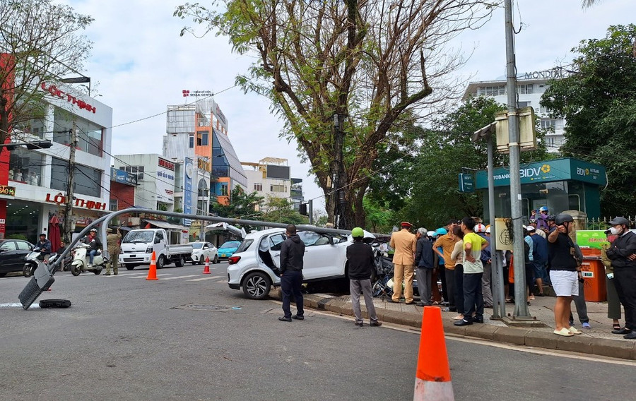 Công an TP Huế phân luồng giao thông sau vụ tai nạn. (Ảnh: Đại Dương) Công an TP Huế phân luồng giao thông sau vụ tai nạn. (Ảnh: Đại Dương)
