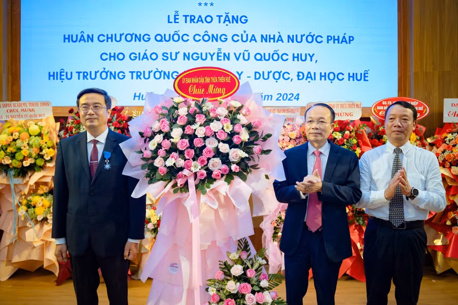 Lãnh đạo tỉnh Thừa Thiên Huế và TP Huế tặng hoa chúc mừng GS.TS Nguyễn Vũ Quốc Huy.