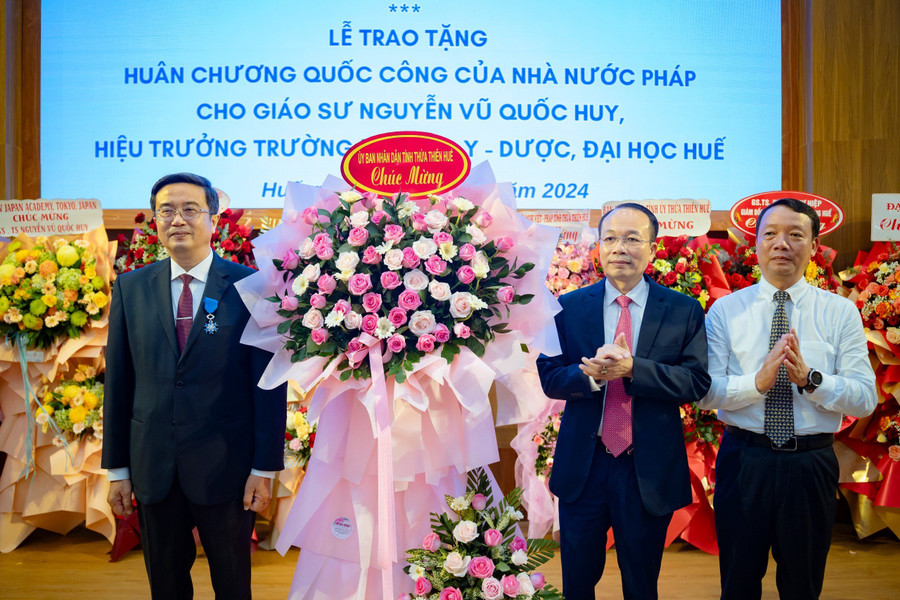 Lãnh đạo tỉnh Thừa Thiên Huế và TP Huế tặng hoa chúc mừng GS.TS Nguyễn Vũ Quốc Huy.