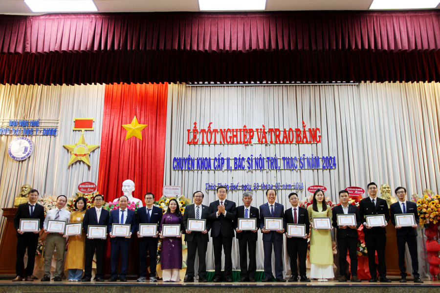 Trao khen thưởng cho các học viên Chuyên khoa cấp II, thạc sĩ và bác sĩ nội trú đạt loại Giỏi.