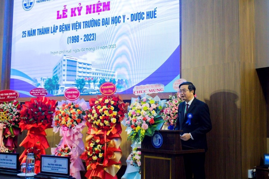 GS.TS Nguyễn Vũ Quốc Huy, Hiệu trưởng Trường Đại học Y – Dược, Đại học Huế phát biểu tại lễ kỷ niệm 25 năm thành lập Bệnh viện Trường Đại học Y – Dược Huế (tháng 11/2023). GS.TS Nguyễn Vũ Quốc Huy, Hiệu trưởng Trường Đại học Y – Dược, Đại học Huế phát biểu tại lễ kỷ niệm 25 năm thành lập Bệnh viện Trường Đại học Y – Dược Huế (tháng 11/2023).