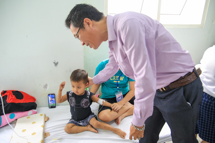 Các giáo viên Trường Tiểu học Trần Quốc Toản hỏi thăm, động viên các em học sinh cũng như các bậc phụ huynh đang chăm sóc con em mình tại bệnh viện. Các giáo viên Trường Tiểu học Trần Quốc Toản hỏi thăm, động viên các em học sinh cũng như các bậc phụ huynh đang chăm sóc con em mình tại bệnh viện.