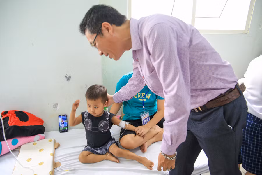 Các giáo viên Trường Tiểu học Trần Quốc Toản hỏi thăm, động viên các em học sinh cũng như các bậc phụ huynh đang chăm sóc con em mình tại bệnh viện. Các giáo viên Trường Tiểu học Trần Quốc Toản hỏi thăm, động viên các em học sinh cũng như các bậc phụ huynh đang chăm sóc con em mình tại bệnh viện.