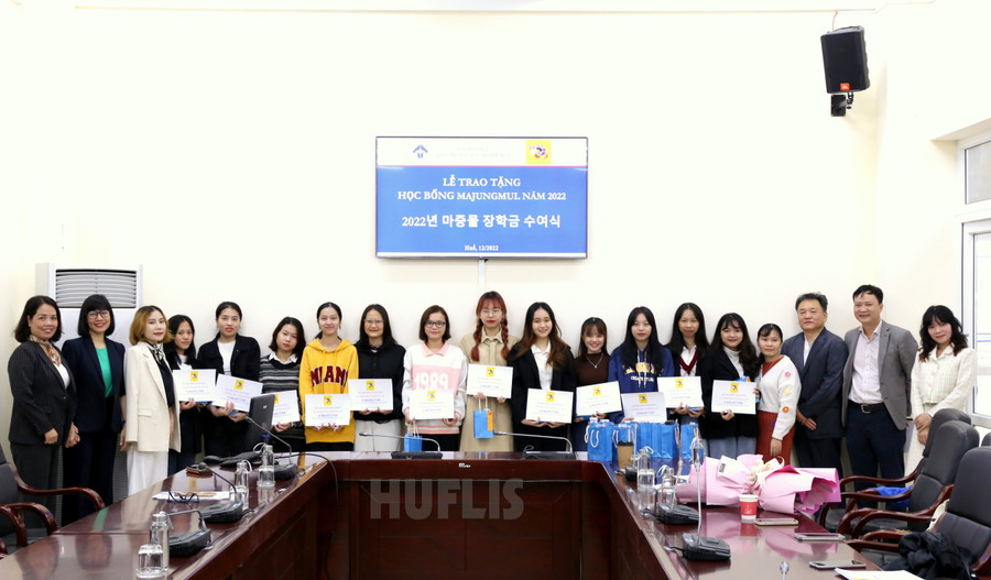 Nhiều học bổng được xét và trao cho sinh viên học giỏi, vượt khó, vươn lên trong học tập. Nhiều học bổng được xét và trao cho sinh viên học giỏi, vượt khó, vươn lên trong học tập.