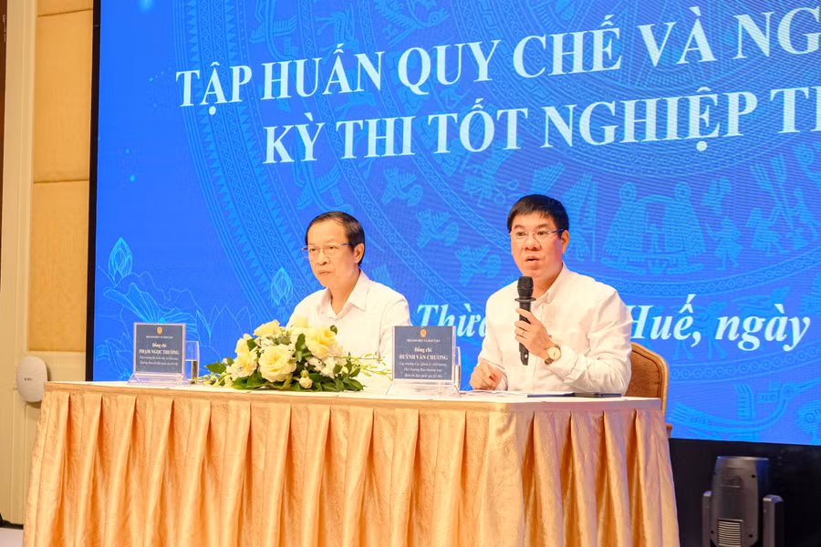 Ông Huỳnh Văn Chương (phải) - Cục trưởng Cục Quản lý chất lượng (Bộ GD&amp;ĐT) trả lời ý kiến, giải đáp thắc mắc của các đại biểu tại Hội nghị.