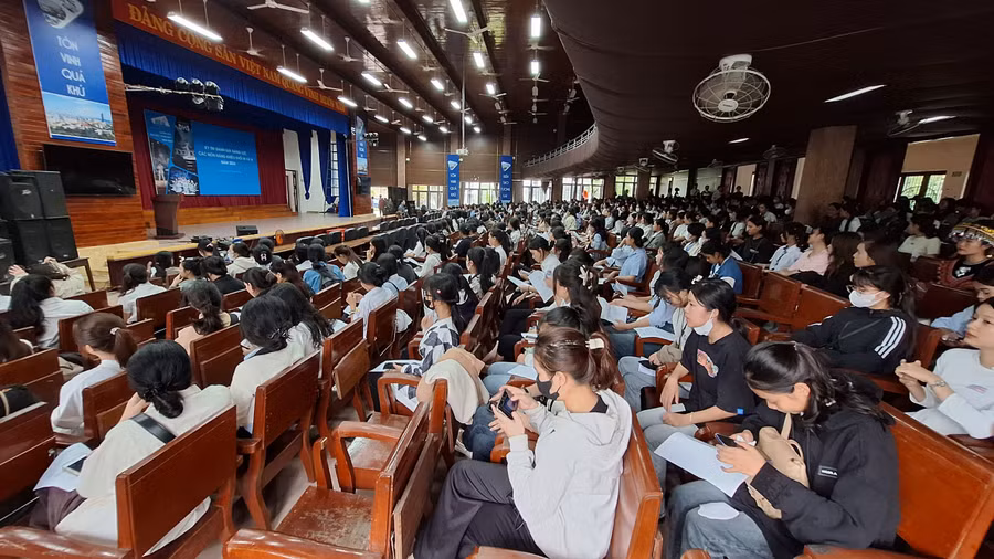 Gần 600 thí sinh tham dự kỳ thi đánh giá năng lực các môn năng khiếu khối M&N thuộc ngành Giáo dục Mầm non và Sư phạm Âm nhạc tại Trường ĐH Sư phạm, ĐH Huế. (Ảnh: Đại Dương)