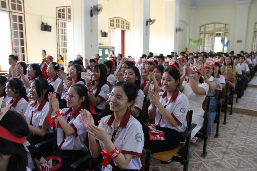 Cổ động viên nhiệt tình khích lệ tinh thần. Cổ động viên nhiệt tình khích lệ tinh thần.