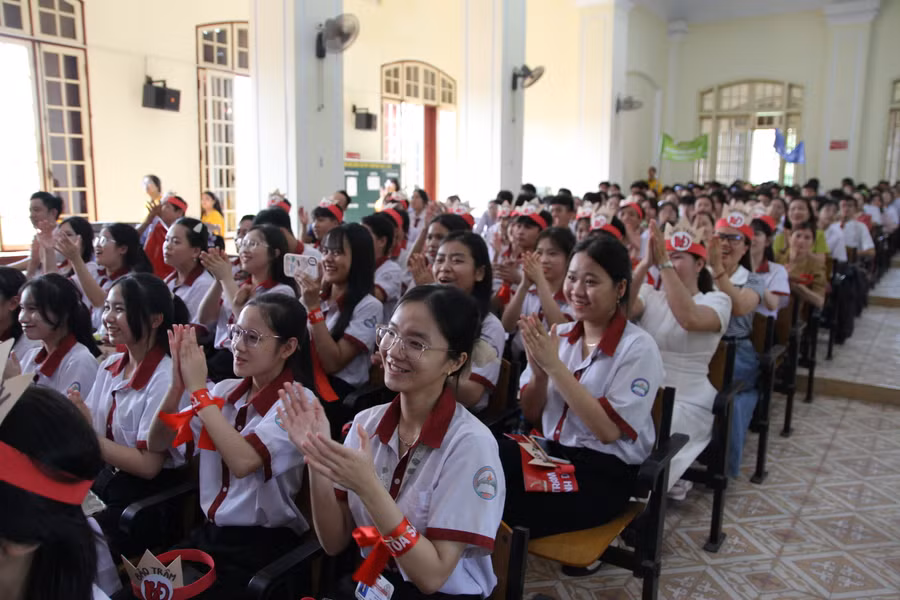 Cổ động viên nhiệt tình khích lệ tinh thần.