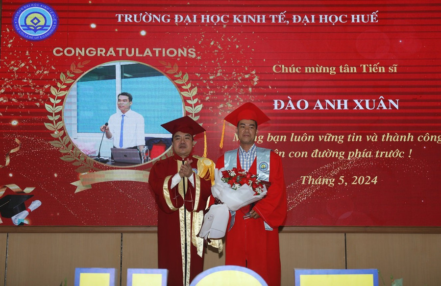 PGS.TS Trương Tấn Quân, Hiệu trưởng Trường ĐH Kinh tế, ĐH Huế trao bằng cho tân tiến sĩ. PGS.TS Trương Tấn Quân, Hiệu trưởng Trường ĐH Kinh tế, ĐH Huế trao bằng cho tân tiến sĩ.