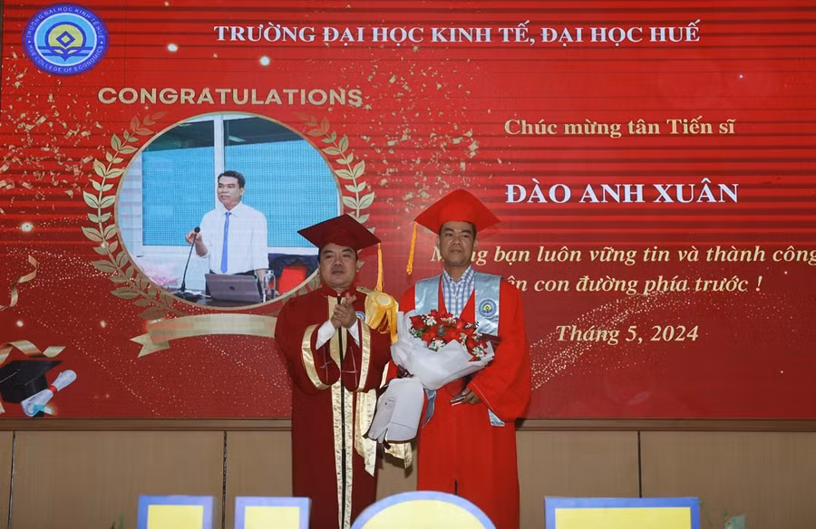 PGS.TS Trương Tấn Quân, Hiệu trưởng Trường ĐH Kinh tế, ĐH Huế trao bằng cho tân tiến sĩ.