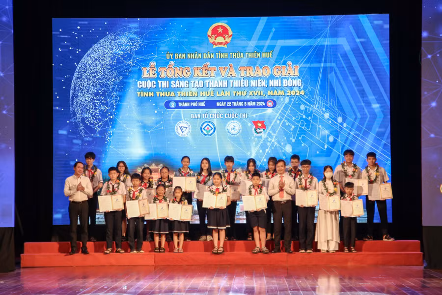 Trao giải Khuyến Khích cho các đề tài đoạt giải. Trao giải Khuyến Khích cho các đề tài đoạt giải.