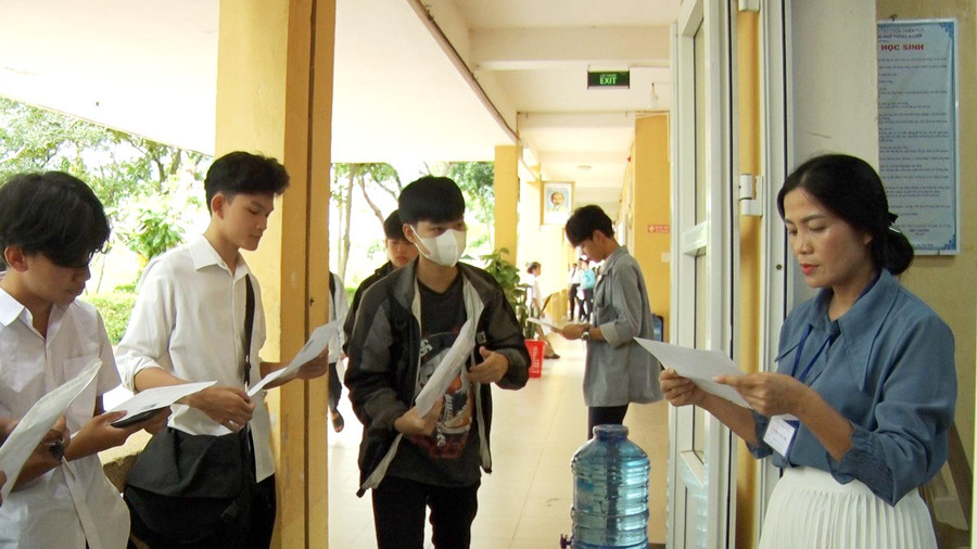 Cán bộ đọc tên các thí sinh. Cán bộ đọc tên các thí sinh.