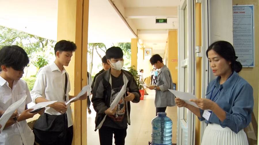 Cán bộ đọc tên các thí sinh.