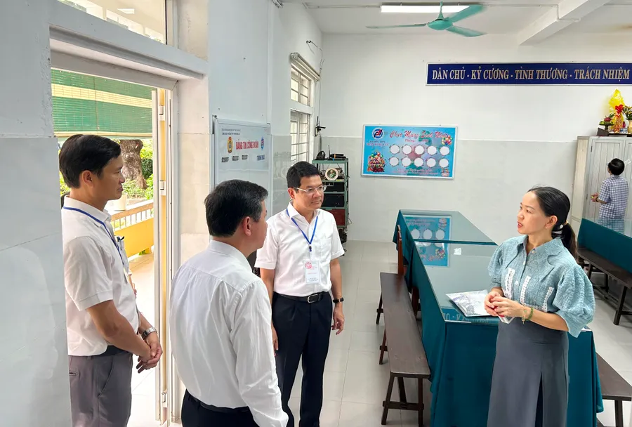 Lãnh đạo tỉnh Thừa Thiên Huế và Sở Giáo dục và Đào tạo kiểm tra công tác chuẩn bị thi tốt nghiệp THPT 2024. (Ảnh: B.T)
