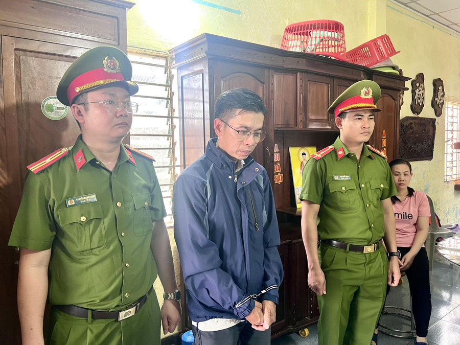 Trần Quốc Lợi, người cầm đầu nhóm làm kính ô tô giả. Trần Quốc Lợi, người cầm đầu nhóm làm kính ô tô giả.