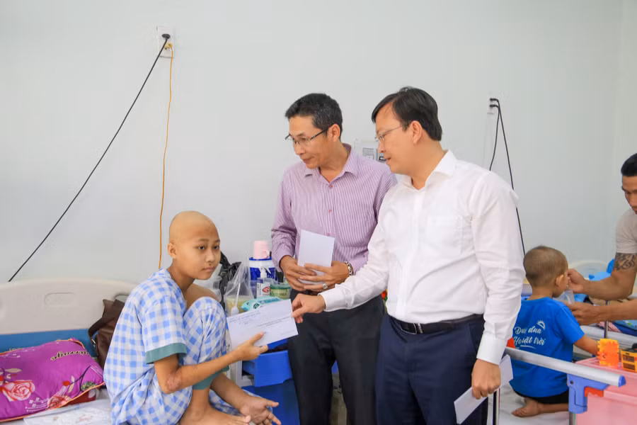 Thầy Dương Quang Nam - Hiệu trưởng Trường Tiểu học Trần Quốc Toản (áo trắng) cùng thầy cô trong nhà trường đến thăm các em bị ung thư tại Khoa Nhi. Thầy Dương Quang Nam - Hiệu trưởng Trường Tiểu học Trần Quốc Toản (áo trắng) cùng thầy cô trong nhà trường đến thăm các em bị ung thư tại Khoa Nhi.