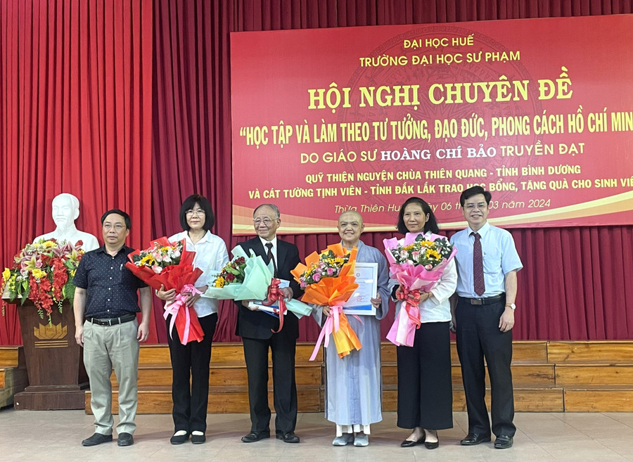 Lãnh đạo Trường ĐH Sư phạm tặng hoa cảm ơn GS Hoàng Chí Bảo và Đoàn thiện nguyện. Lãnh đạo Trường ĐH Sư phạm tặng hoa cảm ơn GS Hoàng Chí Bảo và Đoàn thiện nguyện.